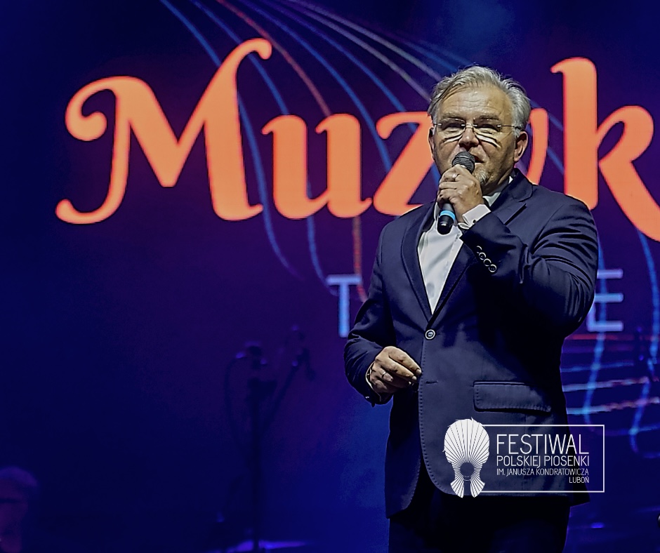 Zdjęcie przedstawiające Michała Kosińskiego - Dyrektora Artystycznego Festiwalu Polskiej Piosenki im. Janusza Kondratowicza w Luboniu podczas festiwalu w 2021 r.